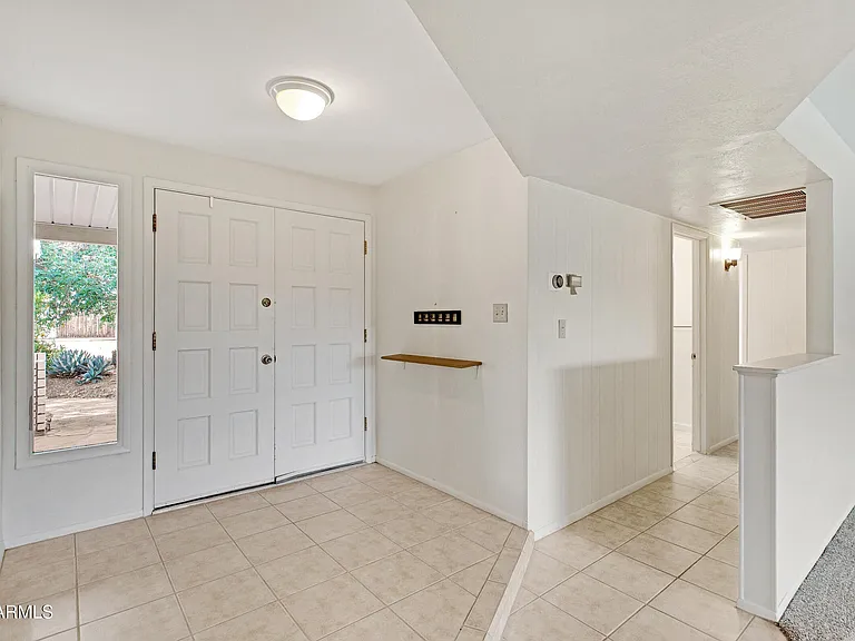 1036 E Geneva Dr — Photo 3