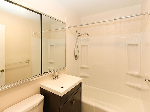 3rd image of 32 Shrewsbury Green Dr Unit L