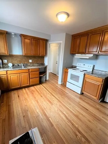 3 bed, 900 sqft, $1,050 — Photo 2