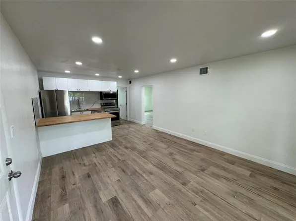 2200 NE 173rd St APT 4, North Miami Beach, FL 33160