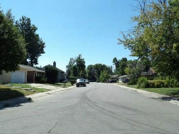 Exterior Neighborhood (street photo)