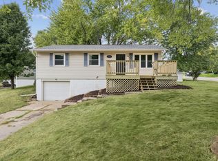 1332 Golden Valley Dr, Bettendorf, IA 52722