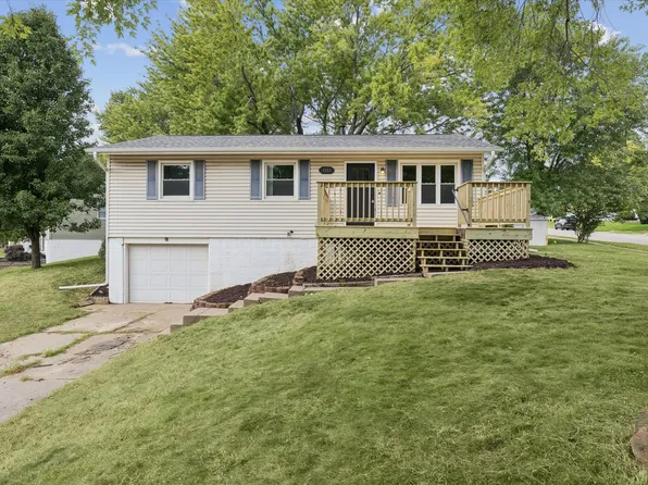 1332 Golden Valley Dr, Bettendorf, IA 52722