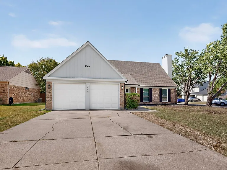 1600 Crimson Ct — Photo 4