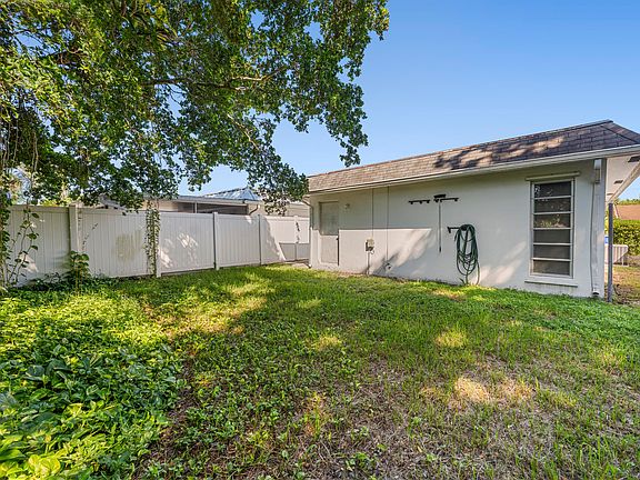 3rd image of 820 SW 12TH Place