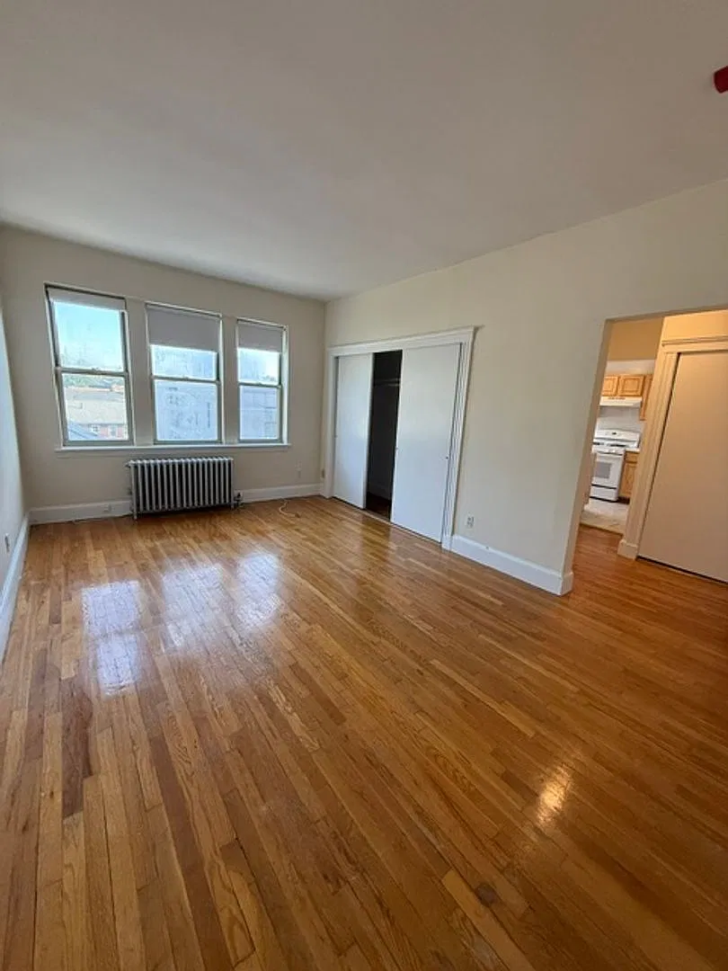 Spacious studio with great location in Brighton available NOW! — Photo 3