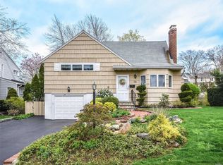 28 Plymouth Rd, Port Washington, NY 11050