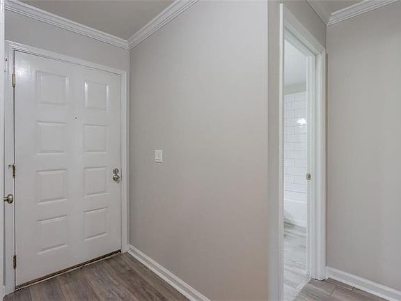 5th image of 405 Barrington Hills Dr