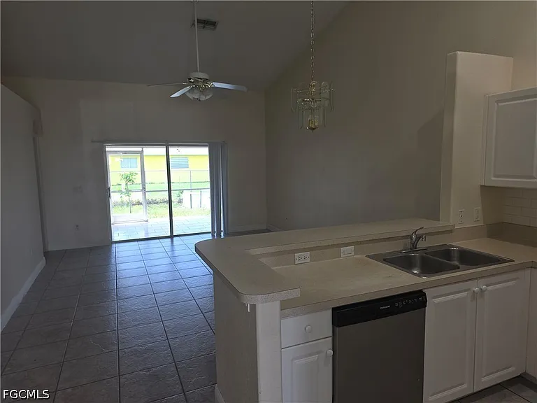 526 SE 6th Pl — Photo 2