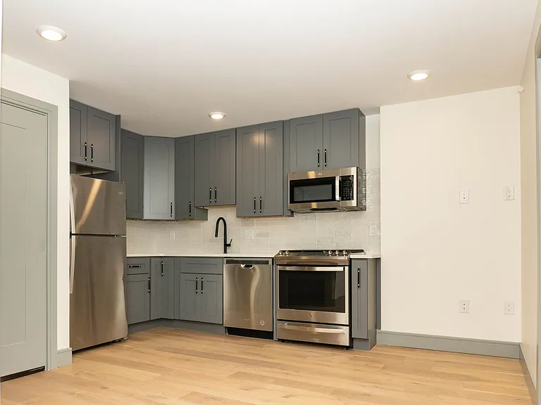 327 S 16th St — Photo 18