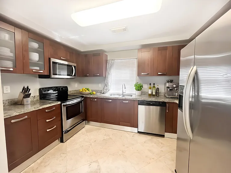 1045 SW 9th Ct — Photo 6