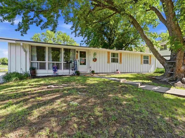 403 Arthur St, Clay Center, KS 67432