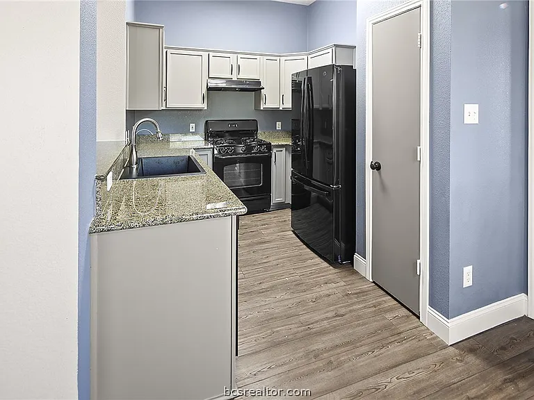 916 Crested Point Dr — Photo 9