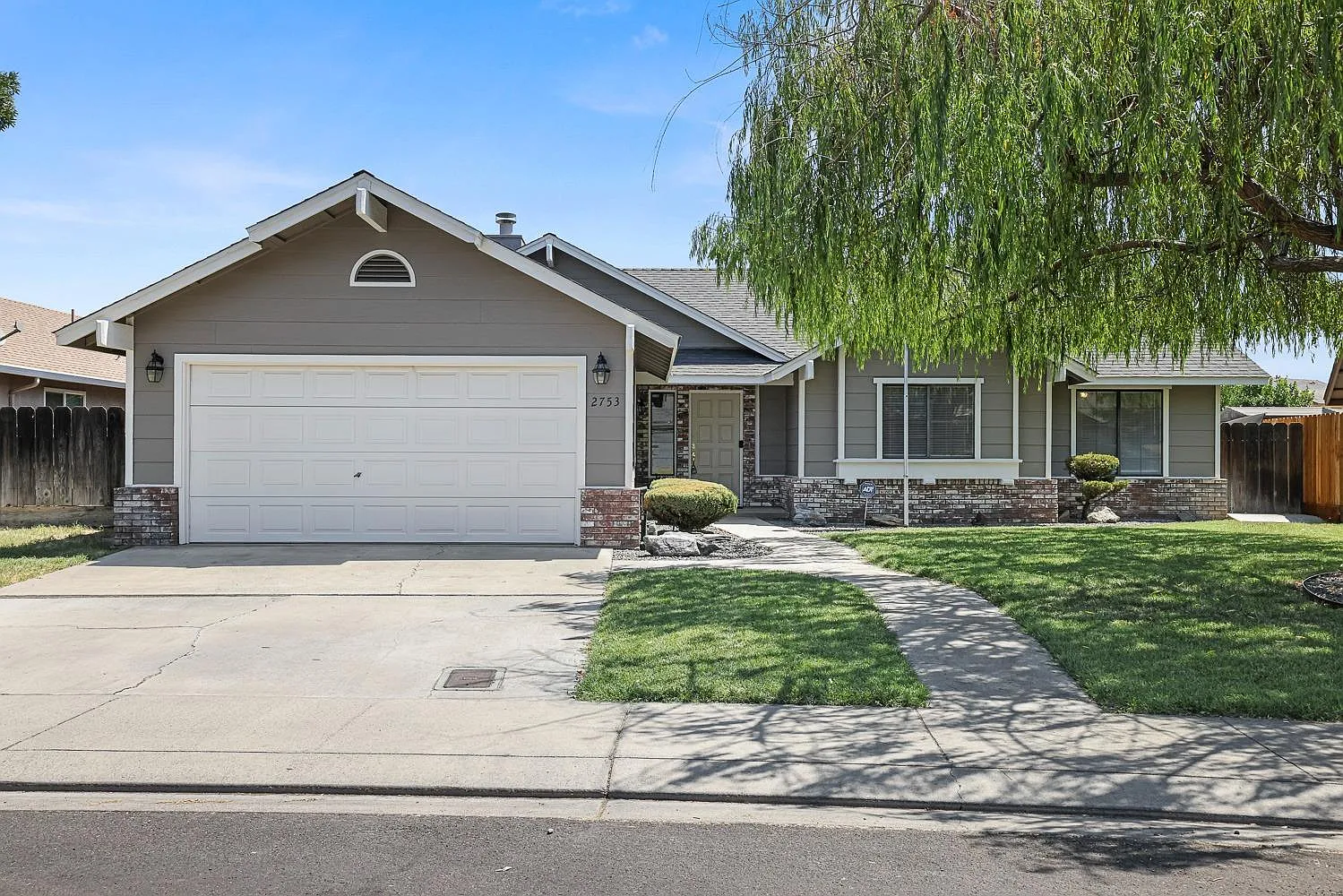 2753 Riverbend Dr photo 1