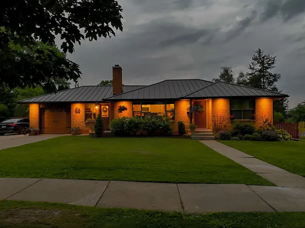 955 2nd St, Baraboo, WI 53913