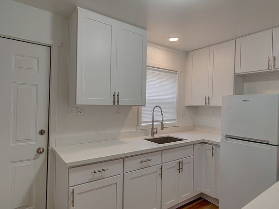 2nd image of 966 Yvonne Ave #1