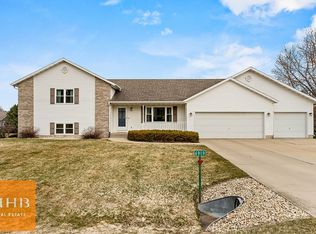 6919 Moonlight Cir, Sun Prairie, WI 53590