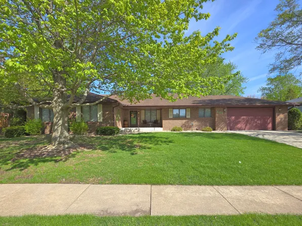 204 Carriage Dr, Morris, IL 60450
