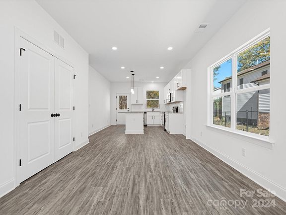 2nd image of 920 Sycamore Ave