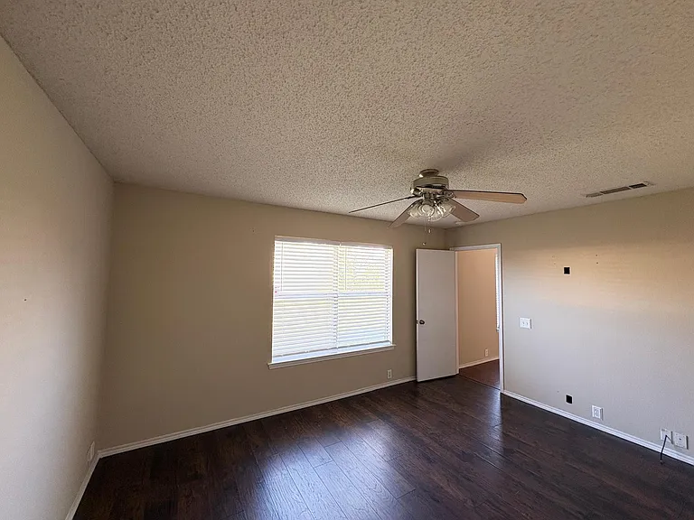 204 Lochwood Dr — Photo 16