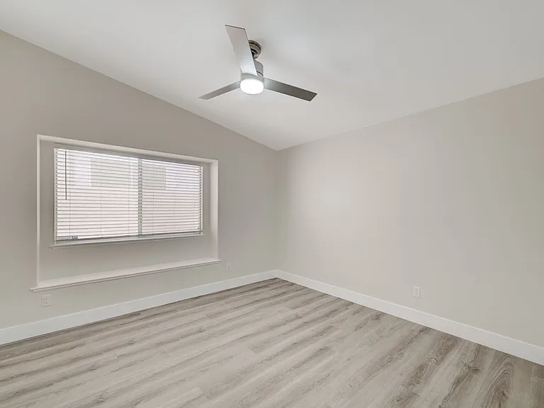 3120 Siena Cir — Photo 35