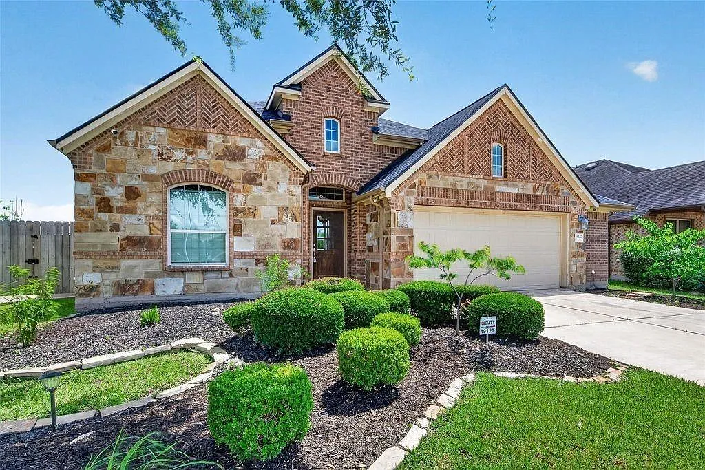 3 bed, 2.0 bath, 2125 sqft, $2,395 — Photo 2