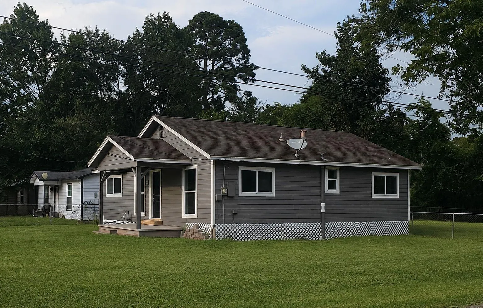 3 bed, 1.0 bath, 1050 sqft, $1,350 — Photo 1