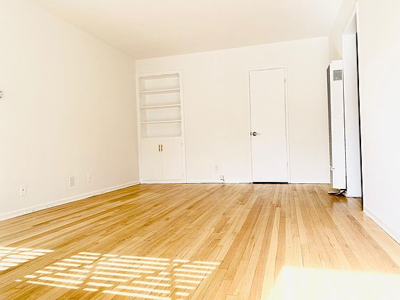 4th image of 13519 Moorpark St #1