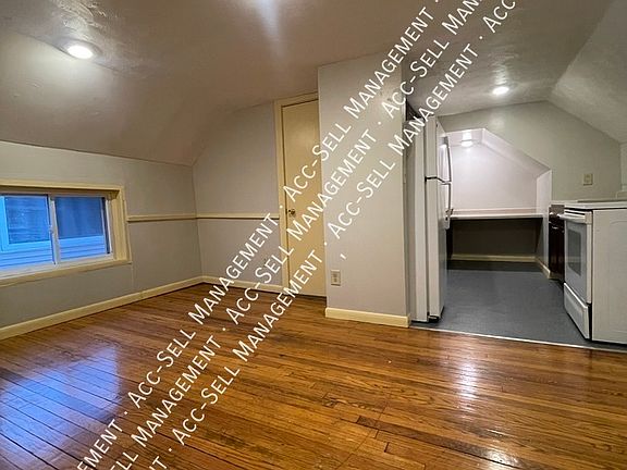 3rd image of 920 Sigsbee St SE Uppr 2
