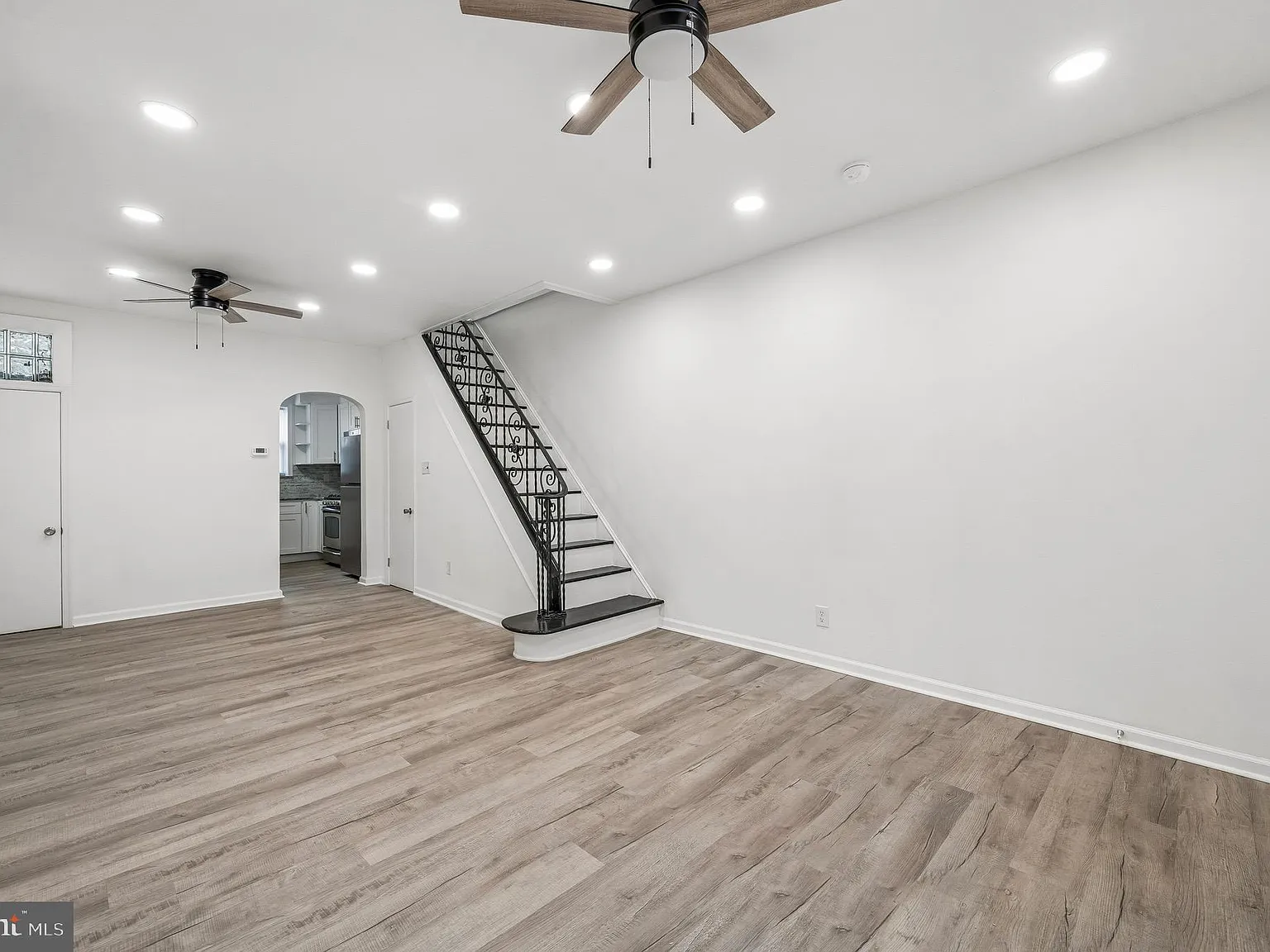 3 bed, 1.0 bath, 999 sqft, $1,750 — Photo 2
