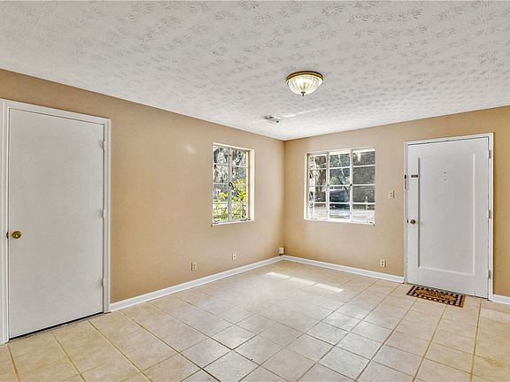 3rd image of 417 Buckingham Pl