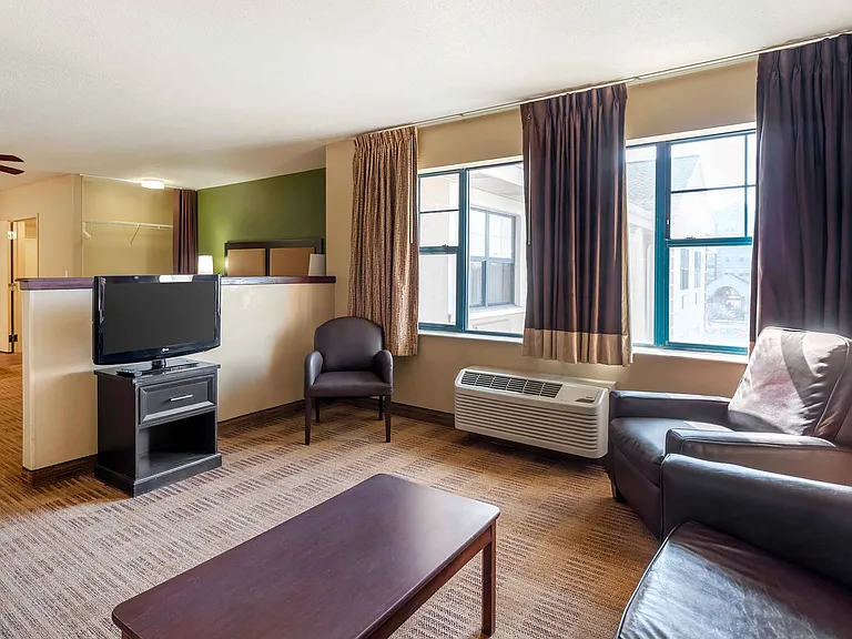 1 Bedroom Suite - 1 King Bed
