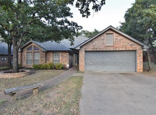 736 High Crest Dr, Azle, TX 76020