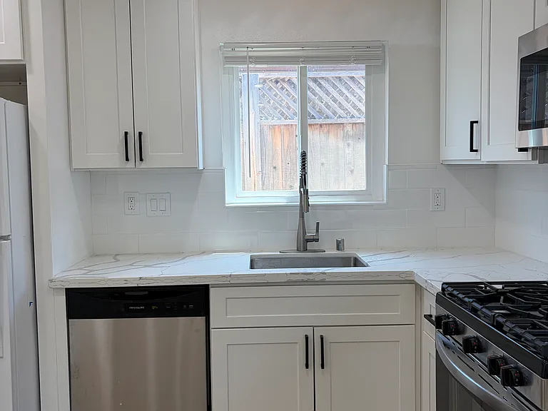 1481 Balboa St — Photo 3