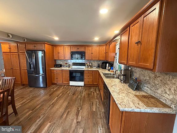 3rd image of 412 E Railroad Ave