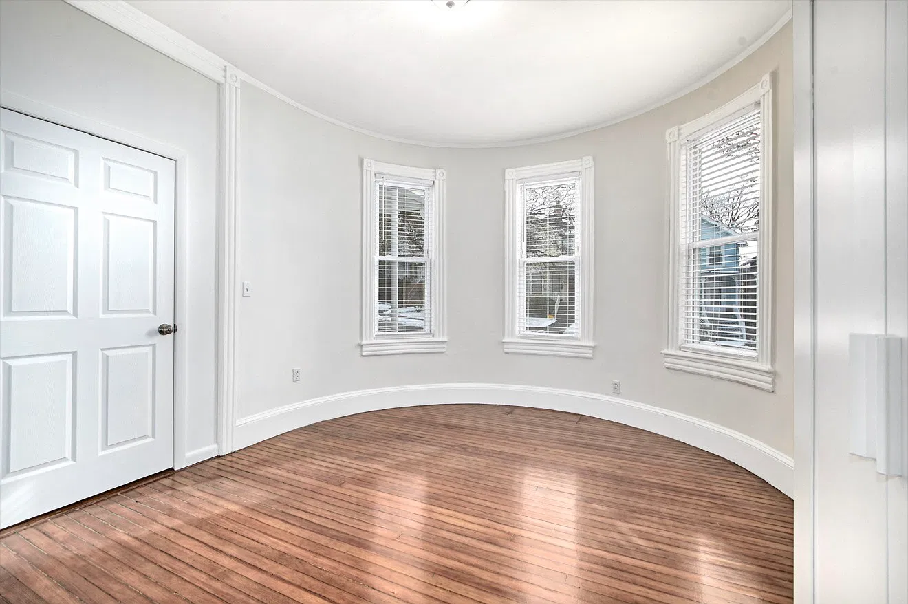 3 bed, 914 sqft, $3,950 — Photo 1