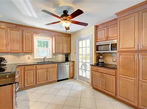 4th image of 1912 Knell Dr