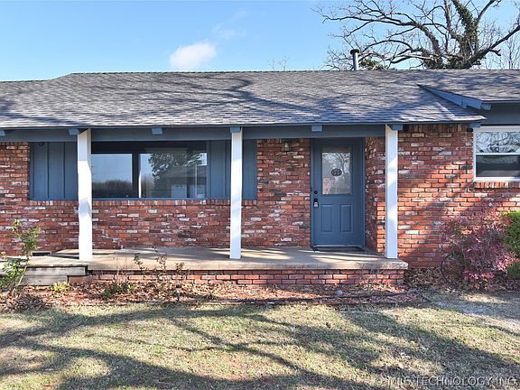 3rd image of 105 E Saddle Rock Rd