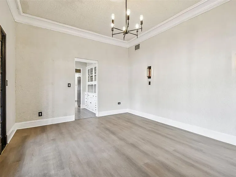 2102 W La Salle St — Photo 17