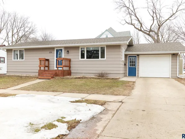 104 NW 5th St, Madison, SD 57042