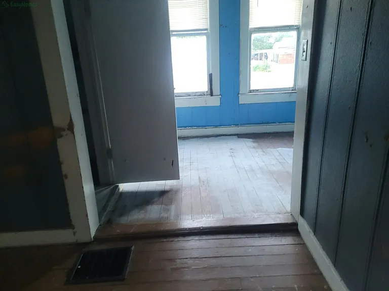 305 S Everett St — Photo 6