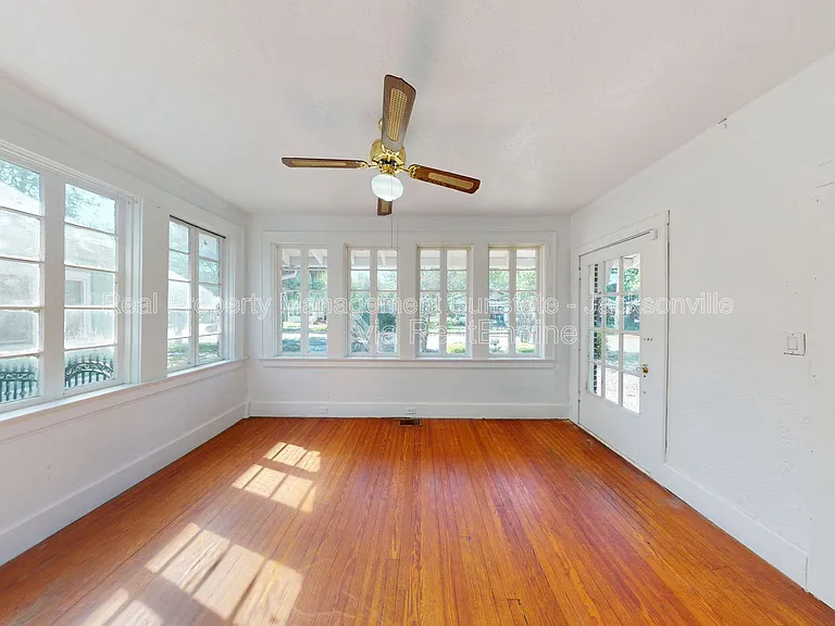 231 W 10th St — Photo 21