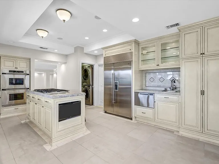 1070 Granville Dr — Photo 11