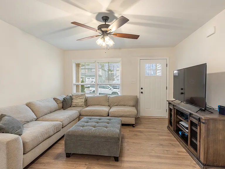 412 Hillside Dr — Photo 2
