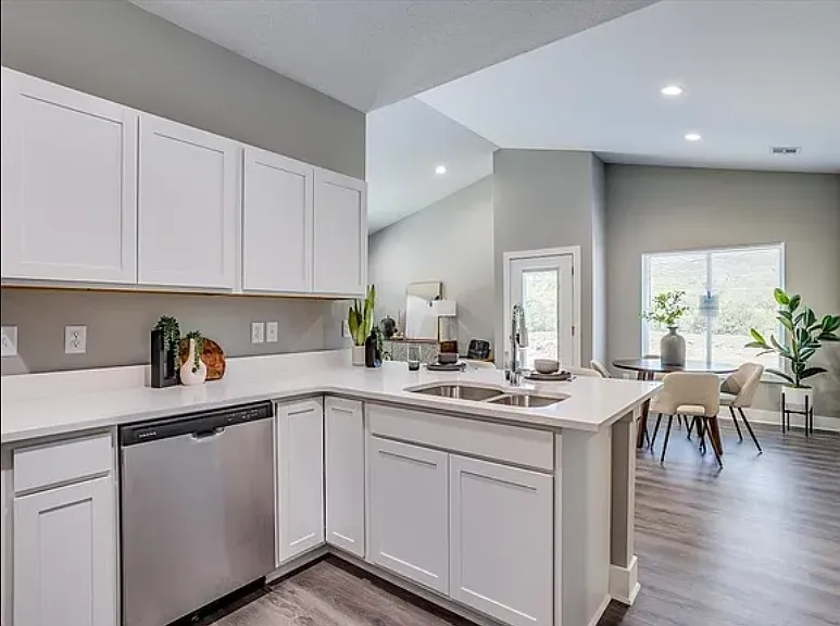 4 bed, 1376 sqft, $1,645 — Photo 3