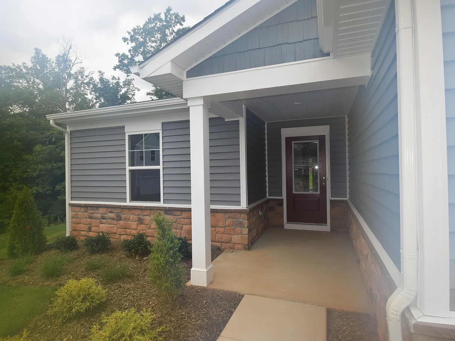 3 bed, 2.0 bath, 1347 sqft, $2,400 — Photo 3
