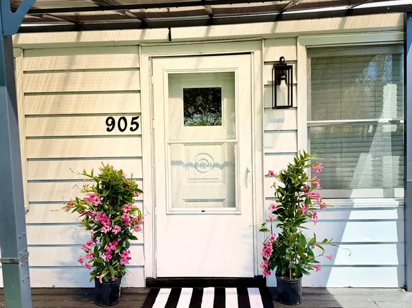 905 Rockland Rd, Lake Bluff, IL 60044