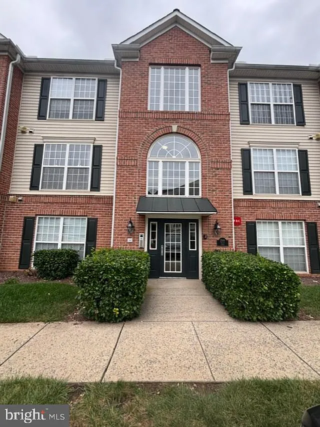2 bed, 2.0 bath, 1370 sqft, $2,200 — Photo 1