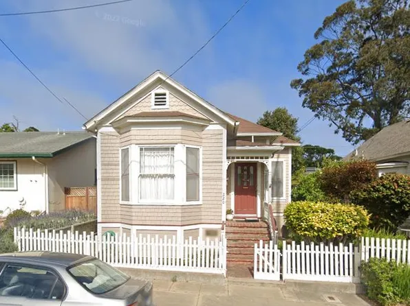 220 Willow St, Pacific Grove, CA 93950