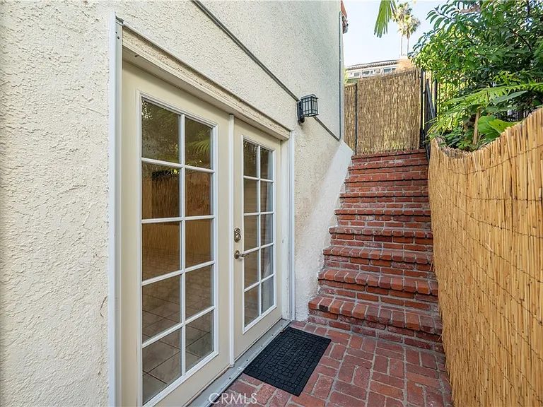 1350 E Tujunga Ave — Photo 48